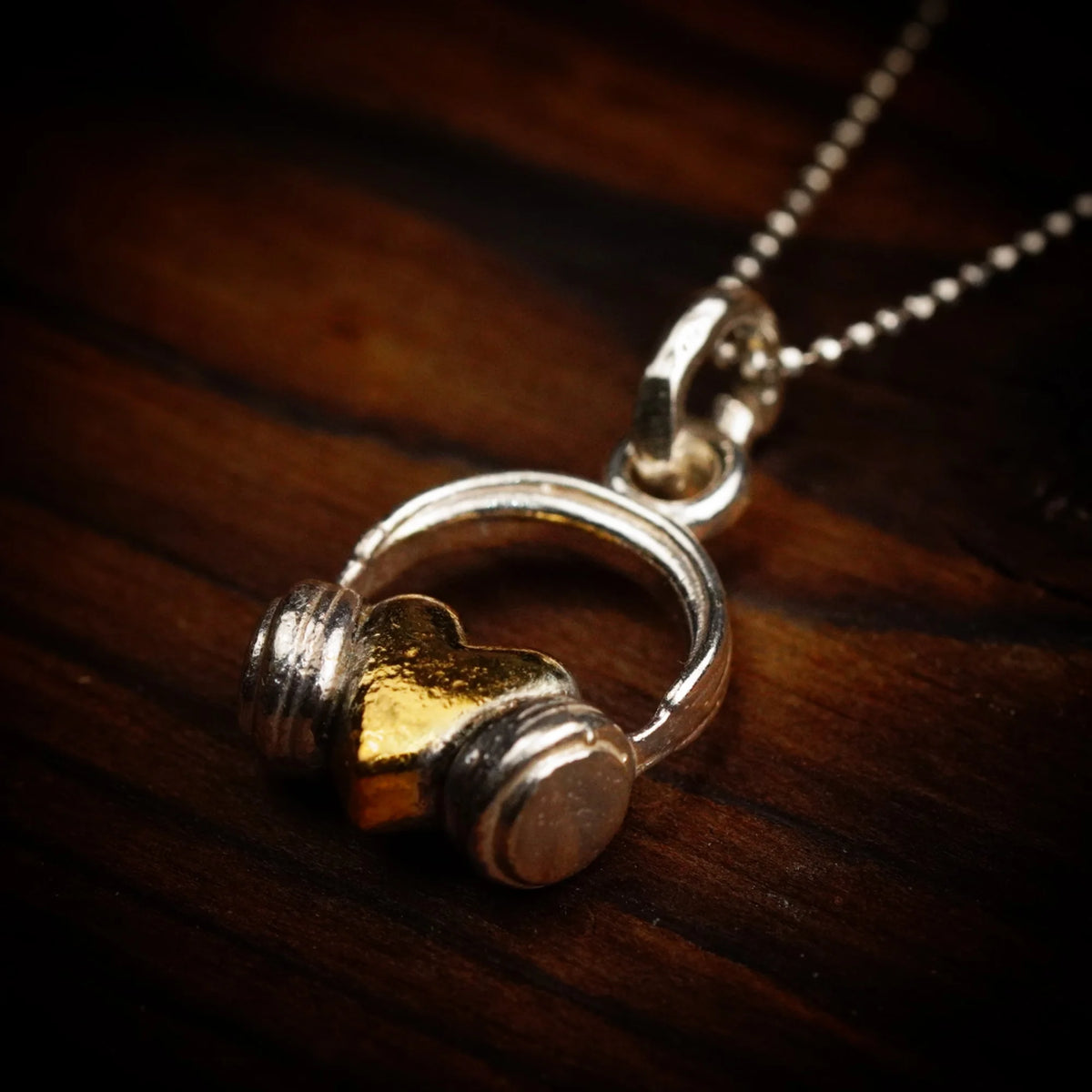 „DJ-Herz“-Anhänger aus 925er Silber – handgefertigter Talisman für die Liebe zur Musik, Skulpturenschmuck im Boho- und rustikalen Stil | Art Diva