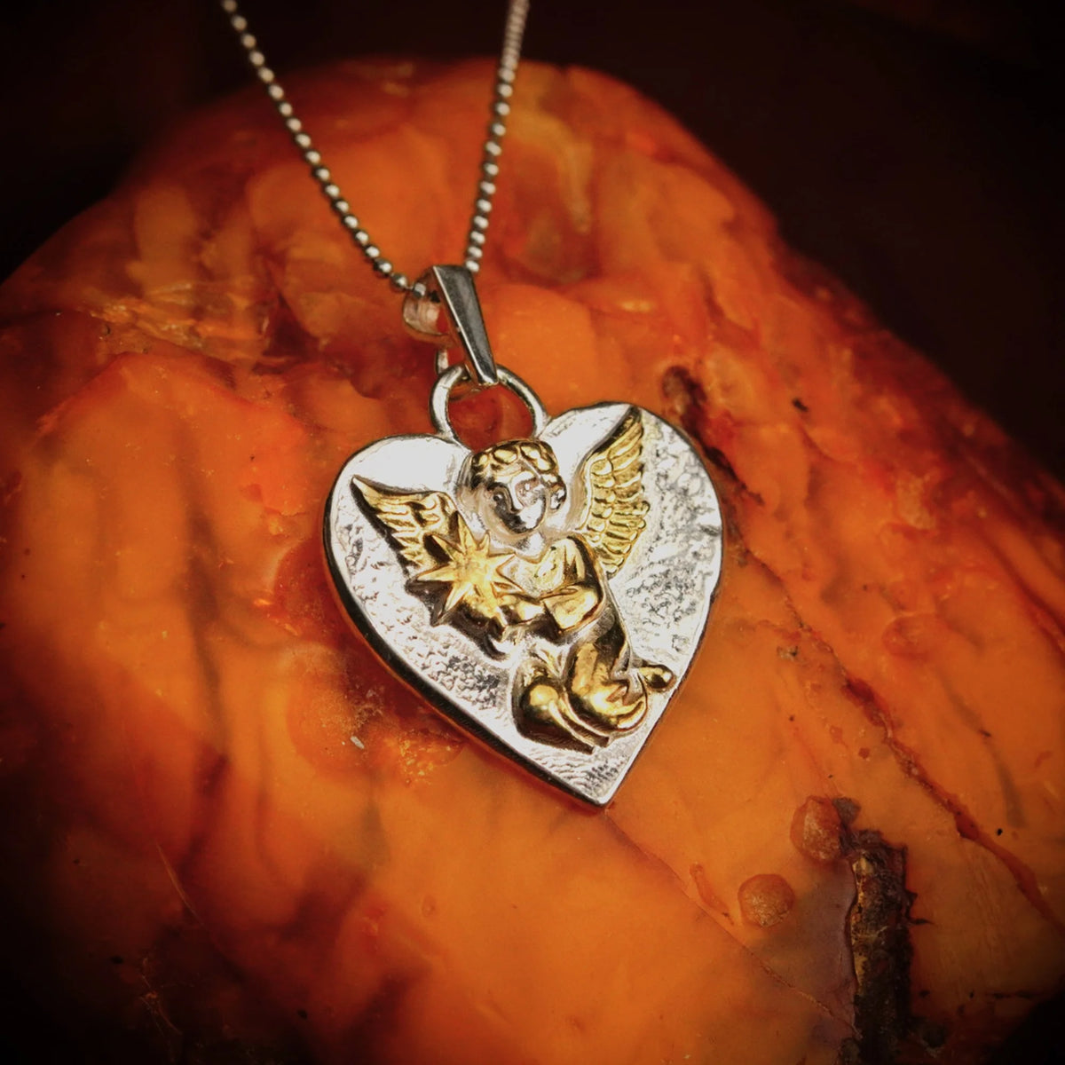 „Himmelsengel mit Stern“-Anhänger aus 925er Silber – handgefertigter Talisman für Liebe und spirituellen Schutz, Skulpturenschmuck im Boho- und rustikalen Stil | Art Diva