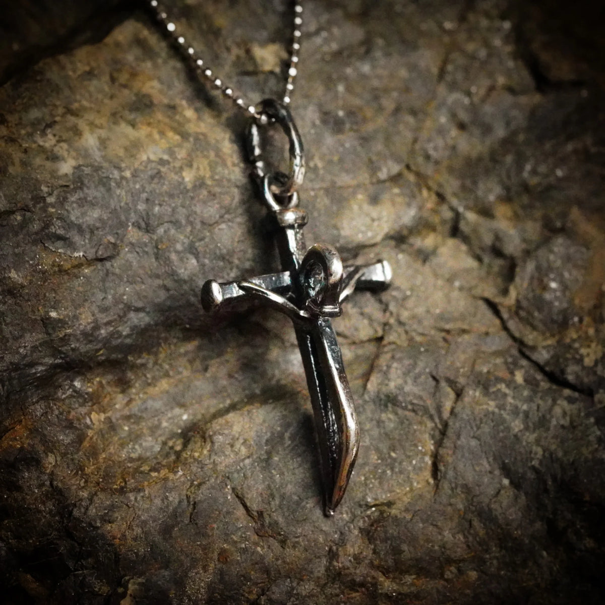 „Geschmiedeter Glaube“-Kreuz-Anhänger für Damen aus 925er Silber – oxidierter Talisman für Stärke und Glauben | Art Diva