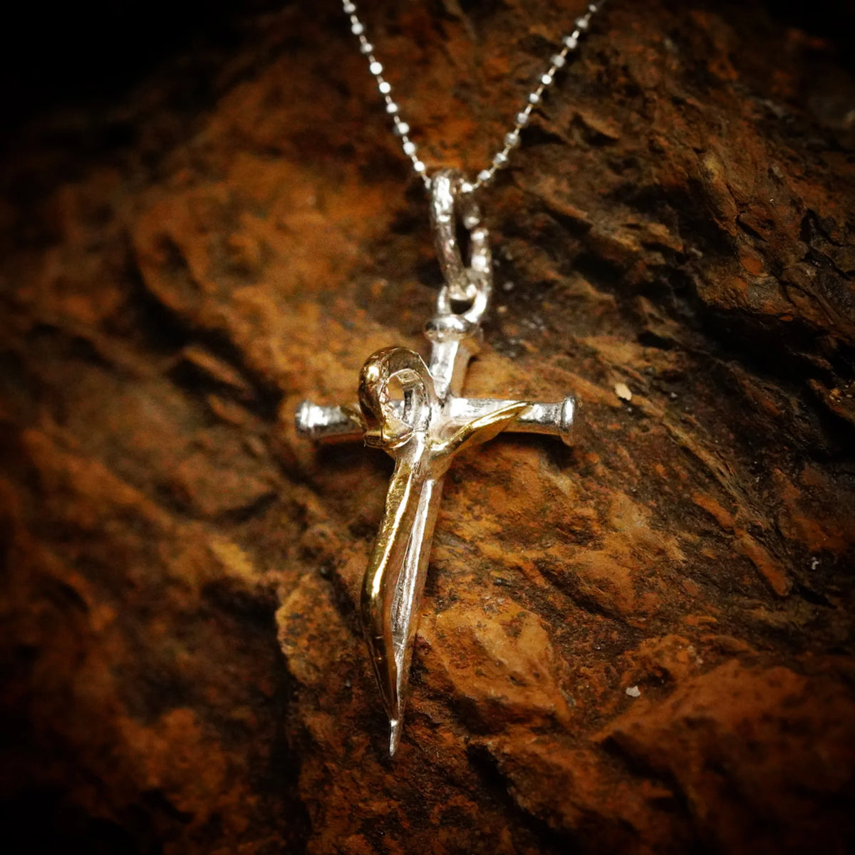 „Geschmiedeter Glaube“-Kreuz-Anhänger für Damen aus 925er Silber mit goldenen Akzenten – Symbol für innere Stärke, Glauben und Neuanfang | Art Diva
