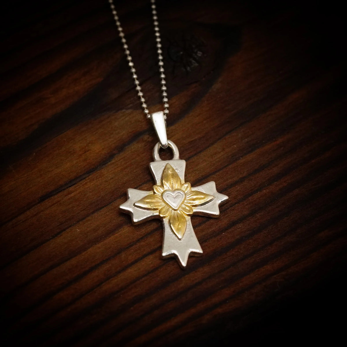 „Kreuz des Lichts“-Anhänger aus 925er Silber – Symbol für Glauben und Schutz, Skulpturenschmuck im Boho- und rustikalen Stil | Art Diva