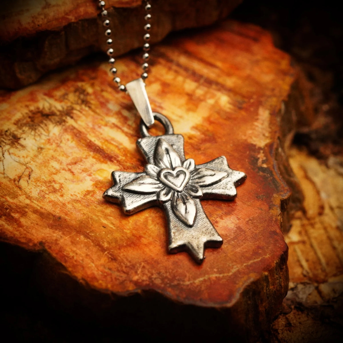 „Kreuz mit Herz“-Anhänger aus 925er Silber – Symbol für Liebe und Glauben, oxidierter Skulpturenschmuck im Boho- und rustikalen Stil | Art Diva