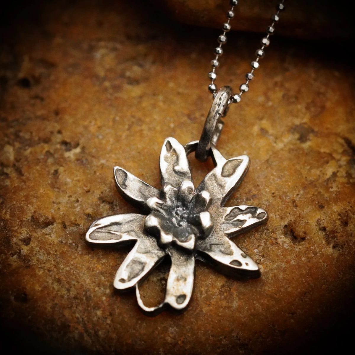 925er Silberelement „Edelweißblüte“ – handgefertigter Boho-Talisman für Harmonie, skulpturales Schmuckstück und Geschenk für Mutter, Tochter oder Freundin | Art Diva