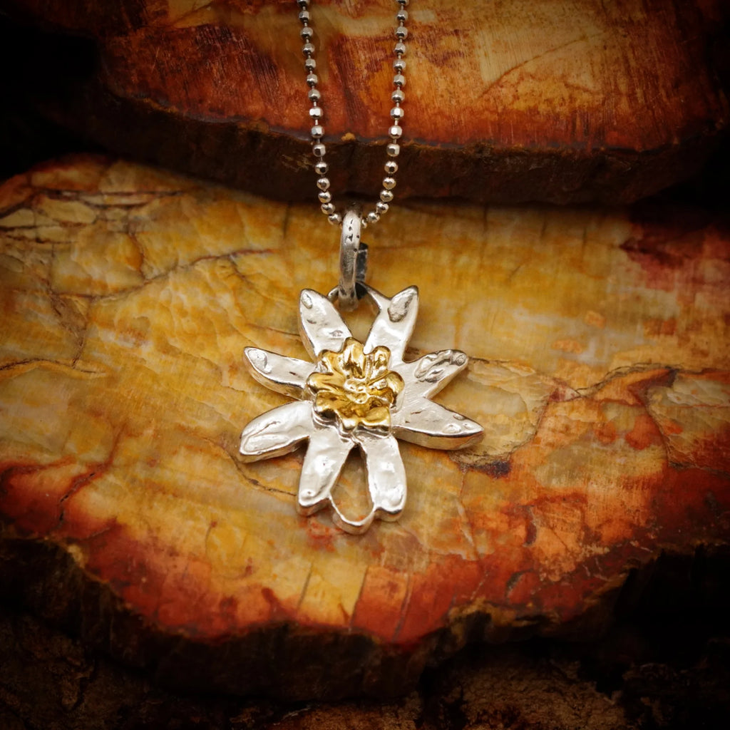 925er Silberelement „Edelweißblüte“ mit goldenen Akzenten – handgefertigter Boho-Talisman für Harmonie, skulpturales Schmuckstück und Geschenk für Mutter, Tochter oder Freundin | Art Diva