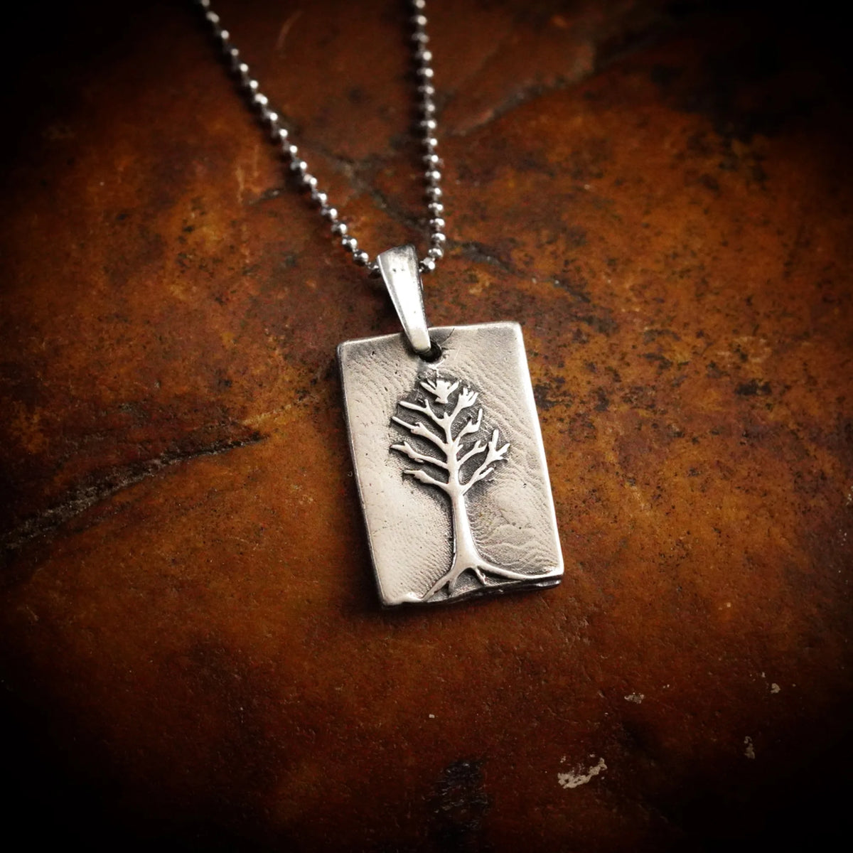 „Baum des Lebens“-Anhänger aus 925er Silber – teilweise oxidierter Talisman für familiäre Verbundenheit, Schutz und Harmonie, Skulpturenschmuck im Boho-, rustikalen und Vintage-Stil | Art Diva