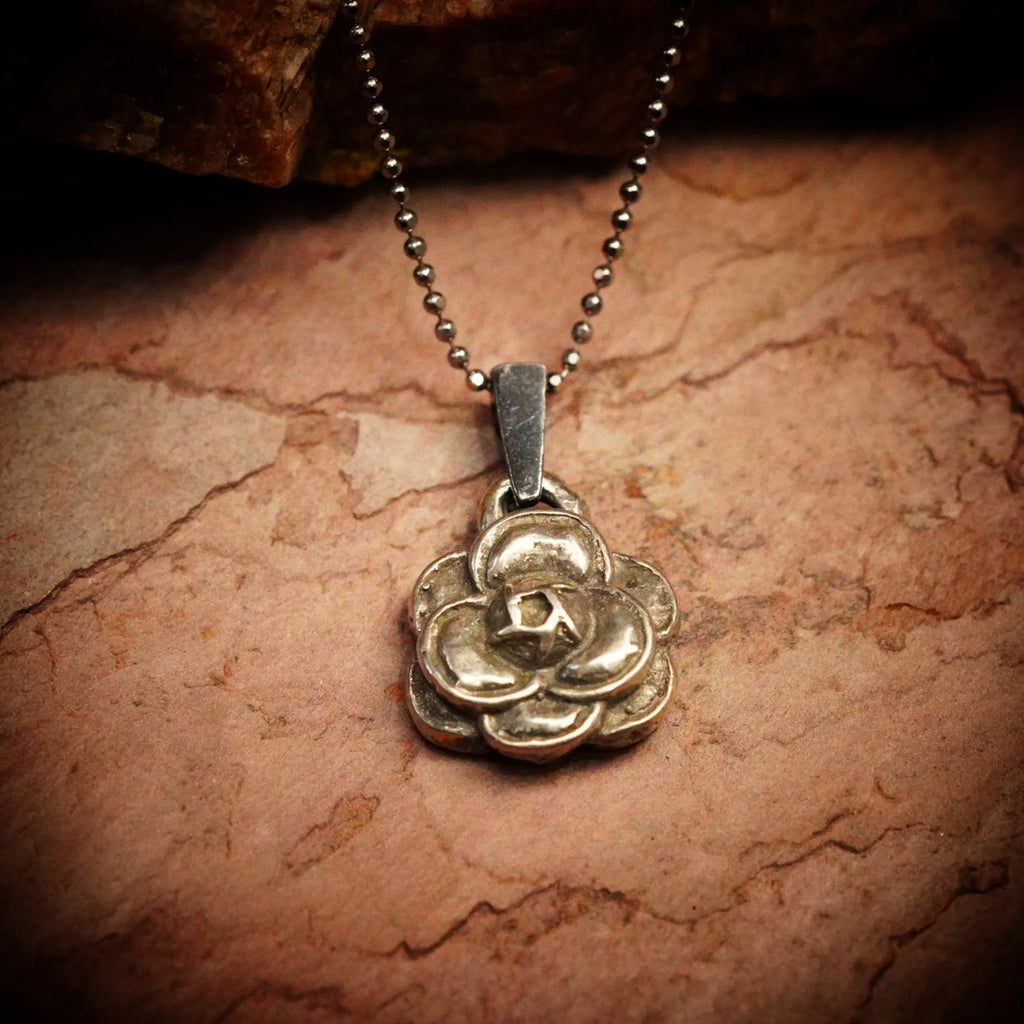 „Kamelie“ – handgefertigter Anhänger aus 925er Silber, Talisman für Schönheit und Eleganz, Skulpturenschmuck im Boho- und rustikalen Stil | Art Diva
