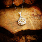„Kamelie“ – handgefertigter Anhänger aus 925er Silber mit goldfarbenen Akzenten, Talisman für Weiblichkeit, innere Stärke und Schönheit, Skulpturenschmuck im Boho- und rustikalen Stil | Art Diva