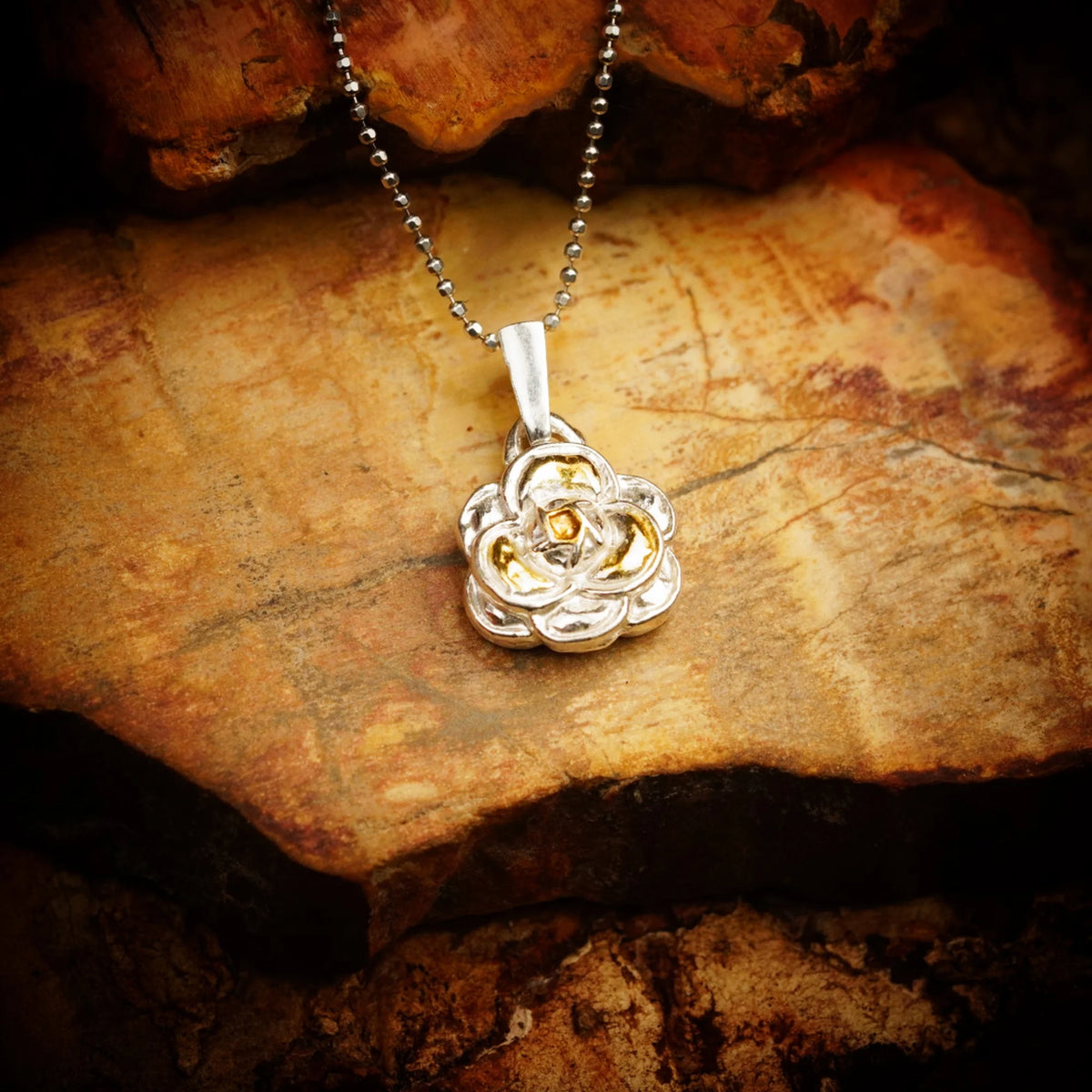 „Kamelie“ – handgefertigter Anhänger aus 925er Silber mit goldfarbenen Akzenten, Talisman für Weiblichkeit, innere Stärke und Schönheit, Skulpturenschmuck im Boho- und rustikalen Stil | Art Diva