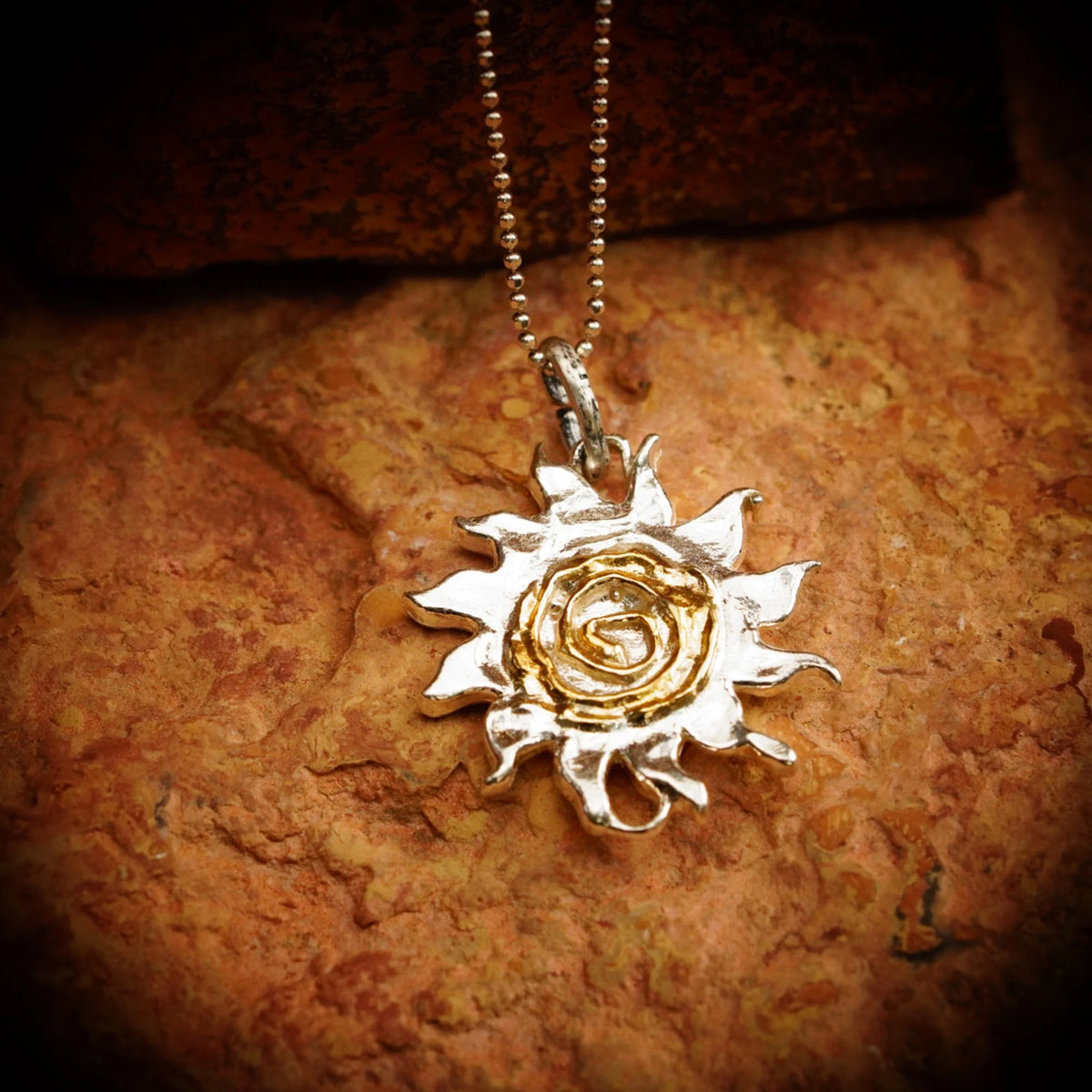 „Sonnenspirale“-Anhänger aus 925er Silber – Talisman für Energie, Licht und innere Stärke, handgefertigter Skulpturenschmuck im Boho- und rustikalen Stil, geeignet für Kette oder Armband | Art Diva