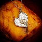 Herz-Anhänger mit Pfote aus 925er Silber und goldfarbenen Akzenten – Talisman für Treue und Tierliebe, handgefertigter Skulpturenschmuck im Boho- und rustikalen Stil, Kollektion „Glanz“ | Art Diva