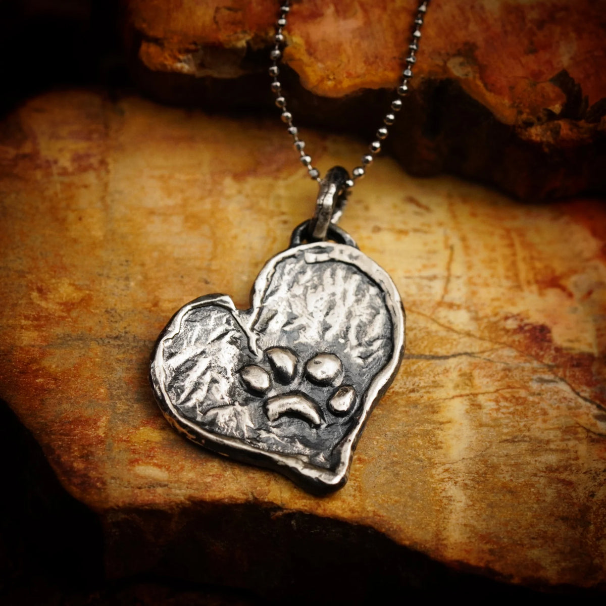 Herz-Anhänger mit Pfote aus 925er Silber – Talisman für Treue und Tierliebe, Schmuckstück im Boho- und rustikalen Stil für Hunde- und Katzenliebhaber | Art Diva