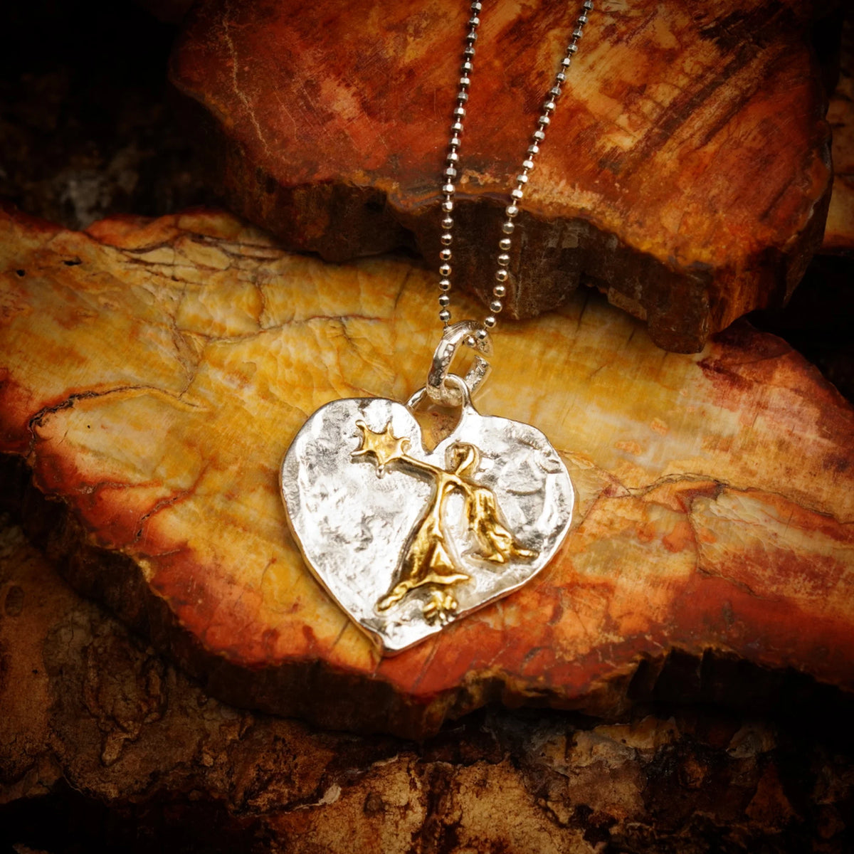Schutzengel-Herz-Anhänger mit Engel und Stern aus 925er Silber – Talisman für Schutz, Liebe und Glauben, handgefertigt im Boho- und rustikalen Stil | Art Diva