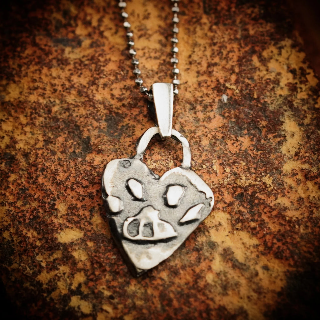 Herz-Anhänger mit Pfote aus 925er Silber – Talisman für Tierliebe, Schmuckstück im Boho- und rustikalen Stil, ideales Geschenk für Mutter, Tochter oder Freundin | Art Diva