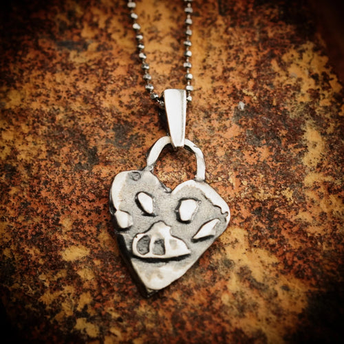 Herz-Anhänger mit Pfote aus 925er Silber – Talisman für Tierliebe, Schmuckstück im Boho- und rustikalen Stil, ideales Geschenk für Mutter, Tochter oder Freundin | Art Diva