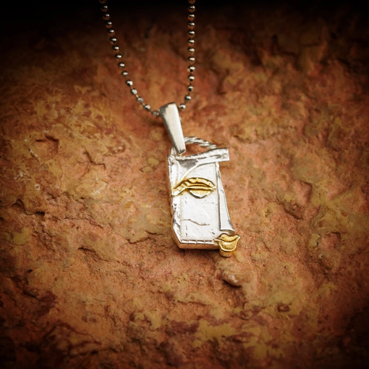 „Gesicht der Muse“ – Anhänger aus 925er Silber mit goldfarbenen Akzenten, Symbol für Inspiration, Kreativität, Selbstvertrauen und innere Stärke, Skulpturenschmuck im Boho- und rustikalen Stil | Art Diva