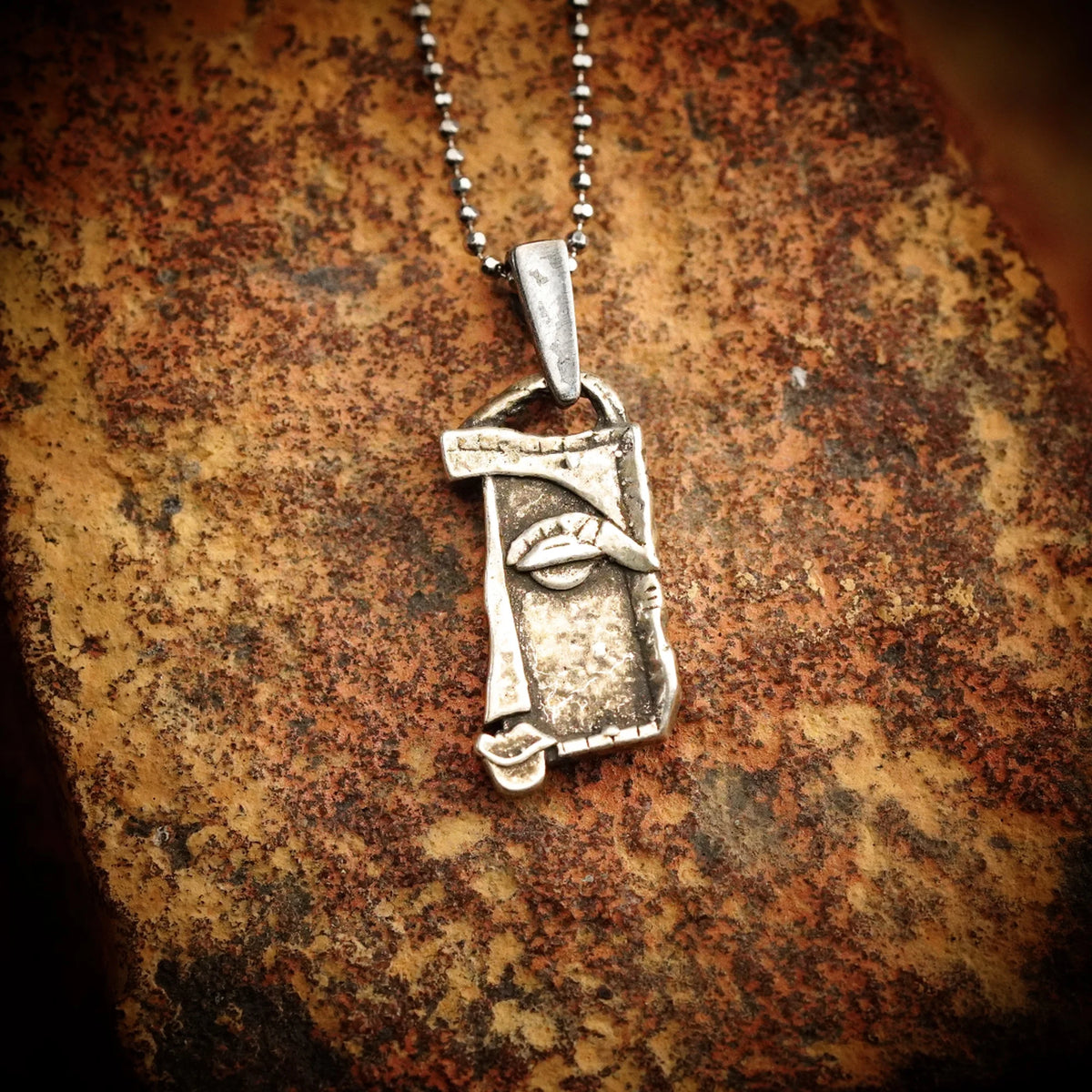 „Gesicht der Muse“ – Anhänger aus 925er Silber, handgefertigter Skulpturenschmuck für kreative Seelen im Boho- und rustikalen Stil | Art Diva