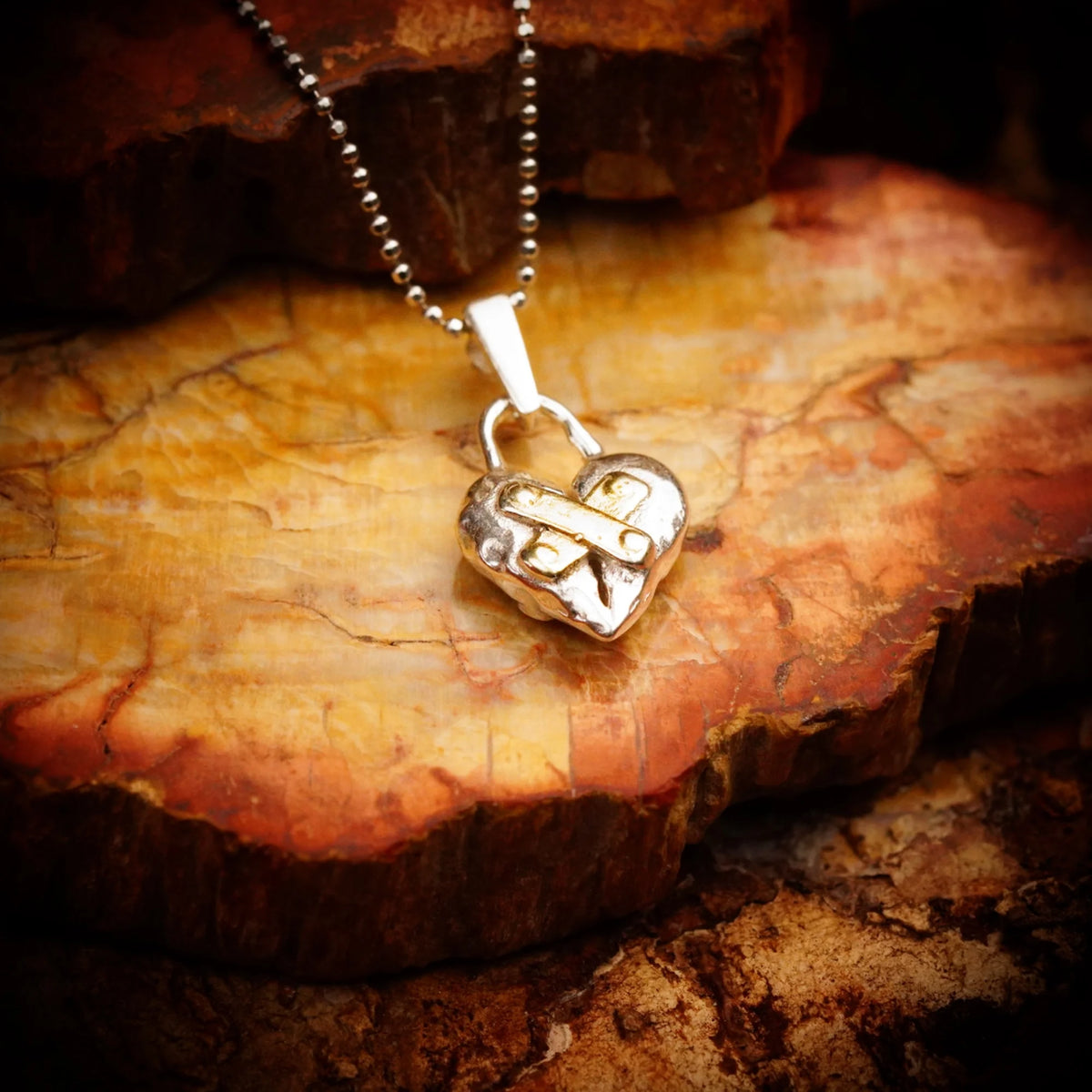 „Restauriertes Herz“-Anhänger aus 925er Silber mit goldfarbenen Akzenten – handpolierter Talisman für Hoffnung und Neubeginn, Skulpturenschmuck im Boho- und rustikalen Stil | Art Diva