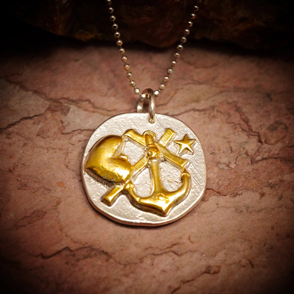 „Glaube, Liebe und Hoffnung“-Anhänger aus 925er Silber mit goldfarbenen Akzenten – maritimer Talisman, Skulpturenschmuck im Boho- und rustikalen Stil | Art Diva