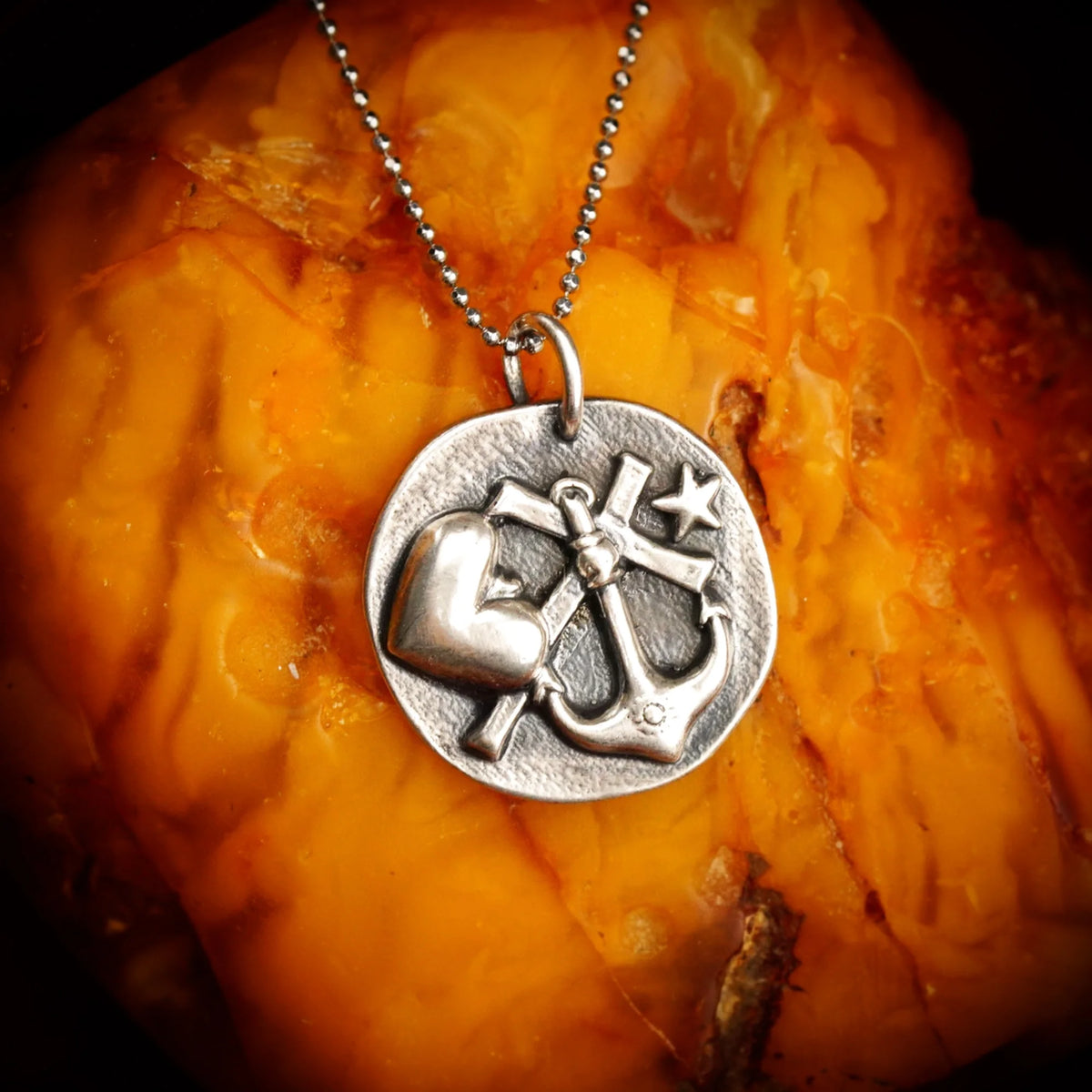 „Glaube • Liebe • Hoffnung“-Anhänger aus 925er Silber – Talisman für Stärke und inneren Frieden, Skulpturenschmuck im Boho- und rustikalen Stil | Art Diva