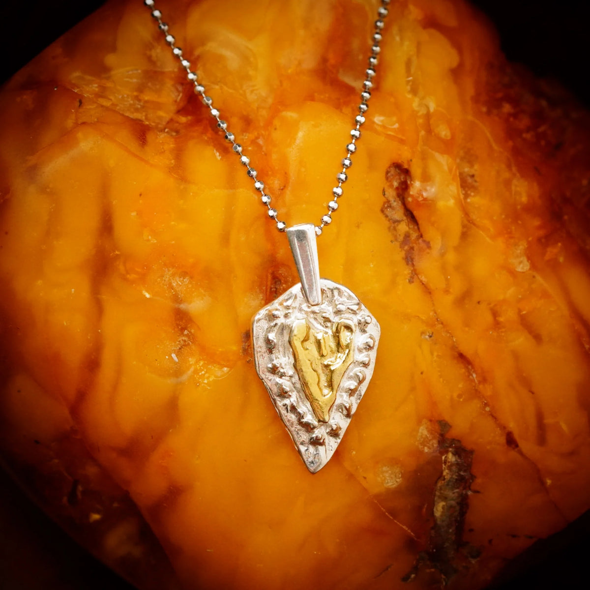 „Herz der Zuneigung“ – handgefertigter Anhänger aus 925er Silber, Talisman für Liebe und Zärtlichkeit, Skulpturenschmuck im Boho- und rustikalen Stil | Art Diva