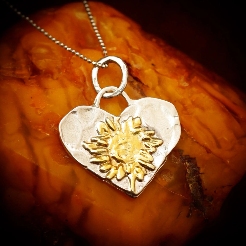 „Herz mit Sonnenblume“-Anhänger aus 925er Silber mit vergoldeten Akzenten – handgefertigter Skulpturenschmuck im Boho- und rustikalen Stil | Art Diva