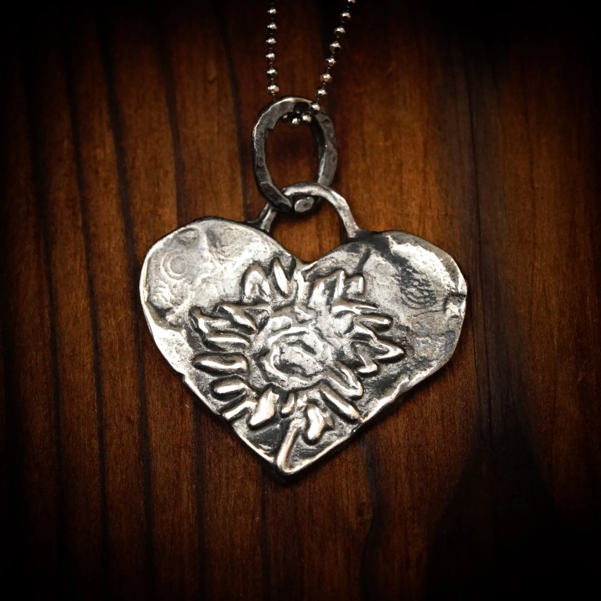 Herz mit Sonnenblume – Anhänger aus 925er Silber | Symbol für Liebe und Zärtlichkeit | Art Diva
