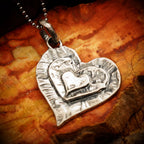 925er Silberschmuck – Anhänger „Mama, Papa und ich“, drei Herzen in einem | Handgefertigter Boho-Talisman für Liebe und Verbundenheit, skulpturales Schmuckstück | Art Diva