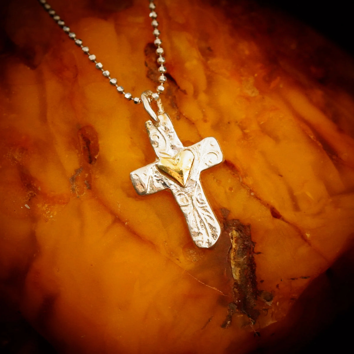 Kreuz-Anhänger mit Herz aus 925er Silber mit goldfarbenen Akzenten – handgefertigtes Symbol für Liebe und Glauben im Boho- und rustikalen Stil | Art Diva