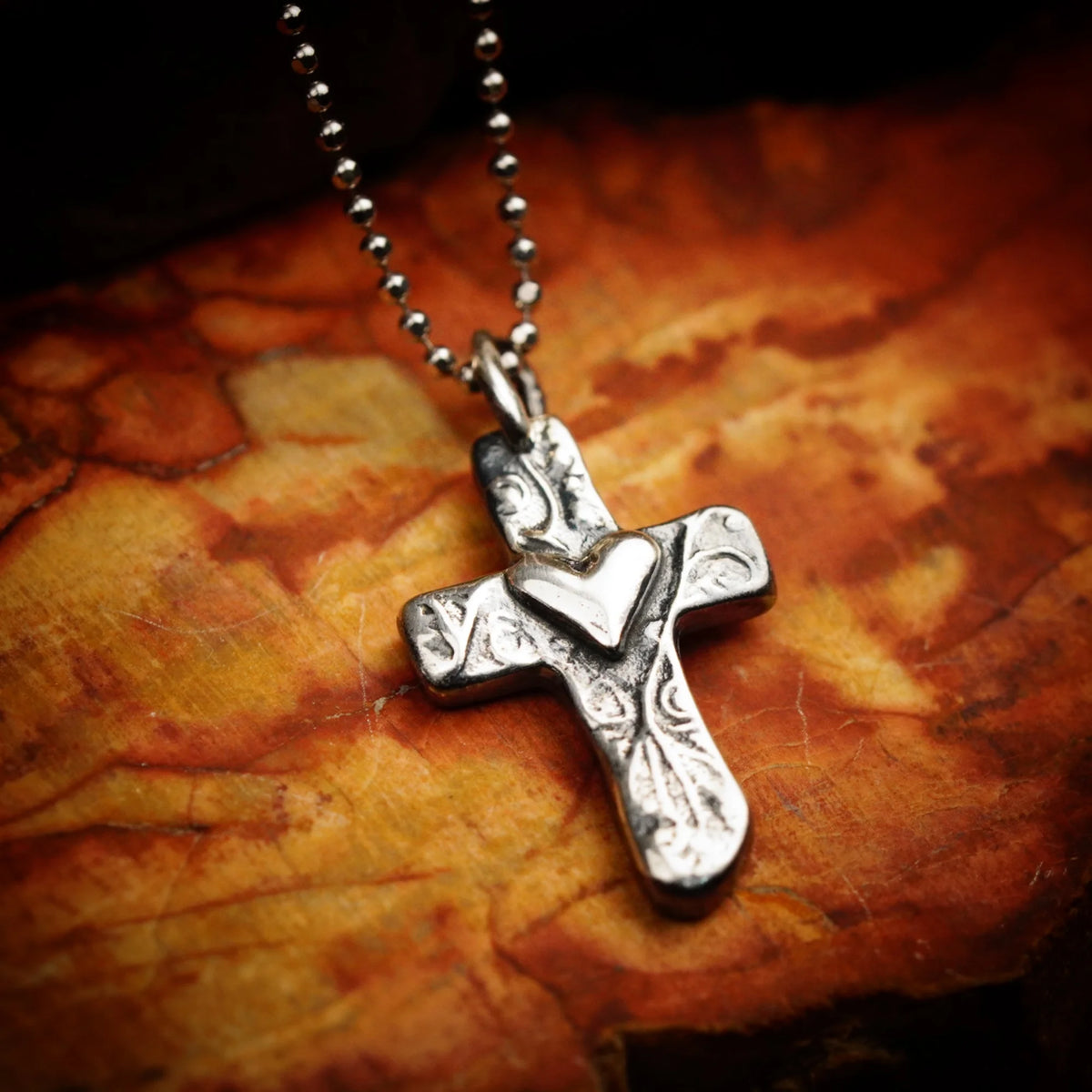 Kreuz-Anhänger mit Herz aus Silber – handgefertigtes Symbol für Liebe und Glauben, Skulpturenschmuck im Boho- und rustikalen Stil | Art Diva