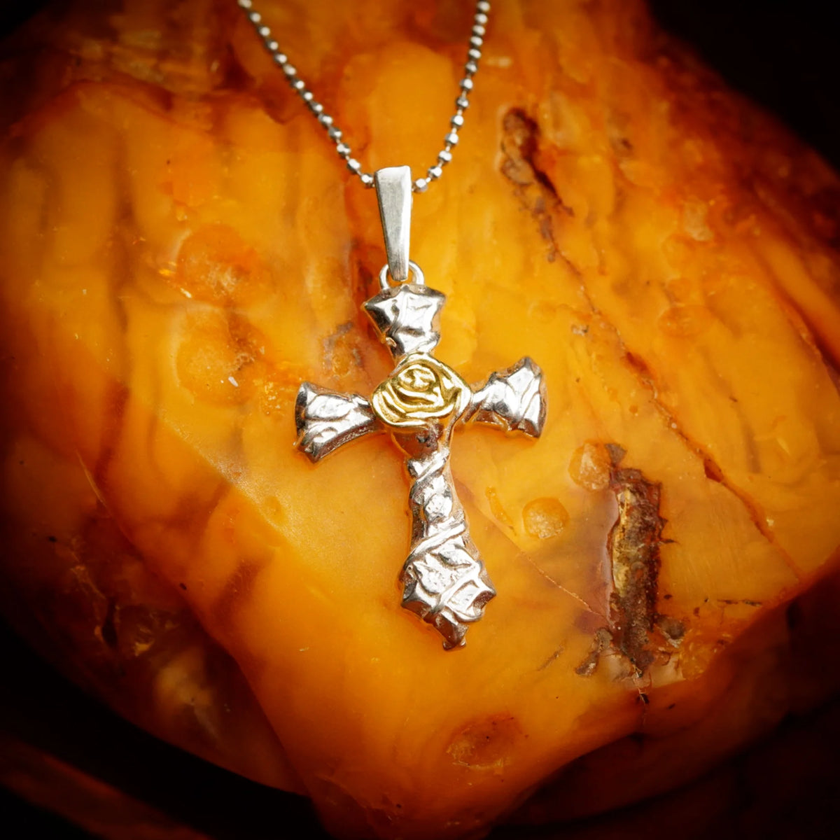 Kreuz-Anhänger mit Rose für Damen aus 925er Silber – kunstvolles Design | Art Diva