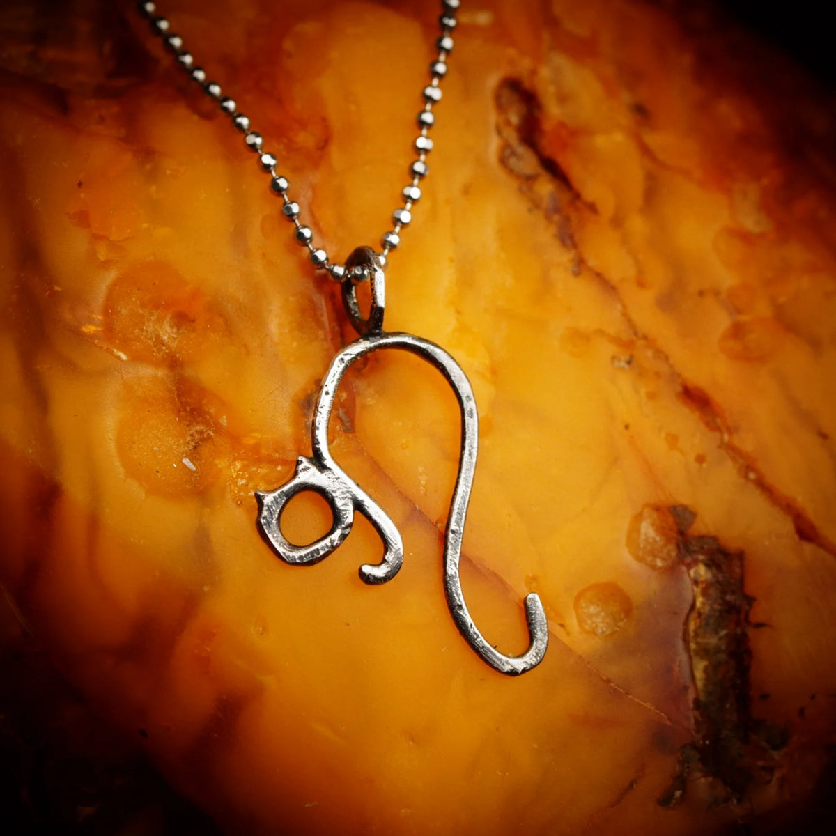 „Kätzchen“-Anhänger aus 925er Silber mit partieller Oxidation – filigranes Symbol für Unabhängigkeit und Intuition, Skulpturenschmuck im Boho-Stil | Art Diva
