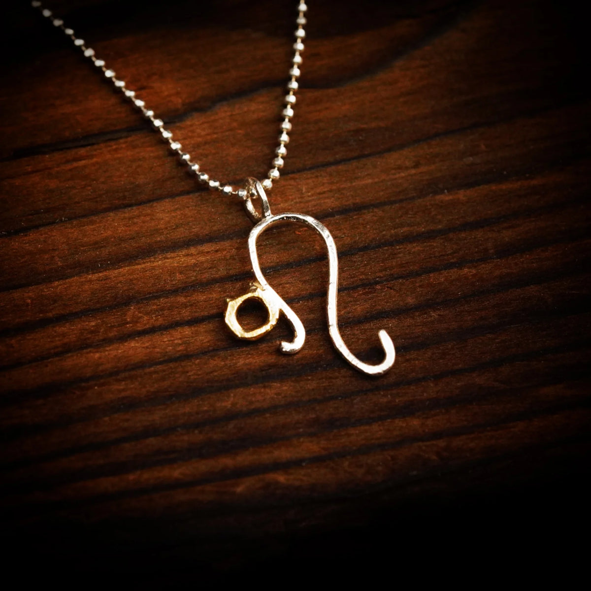 „Kätzchen“-Anhänger aus 925er Silber mit goldfarbenem Akzent – filigraner Talisman für Zärtlichkeit und Schutz, Skulpturenschmuck im Boho-Stil | Art Diva
