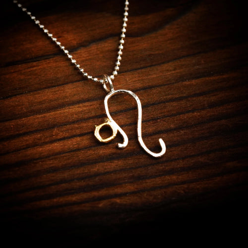 „Kätzchen“-Anhänger aus 925er Silber mit goldfarbenem Akzent – filigraner Talisman für Zärtlichkeit und Schutz, Skulpturenschmuck im Boho-Stil | Art Diva