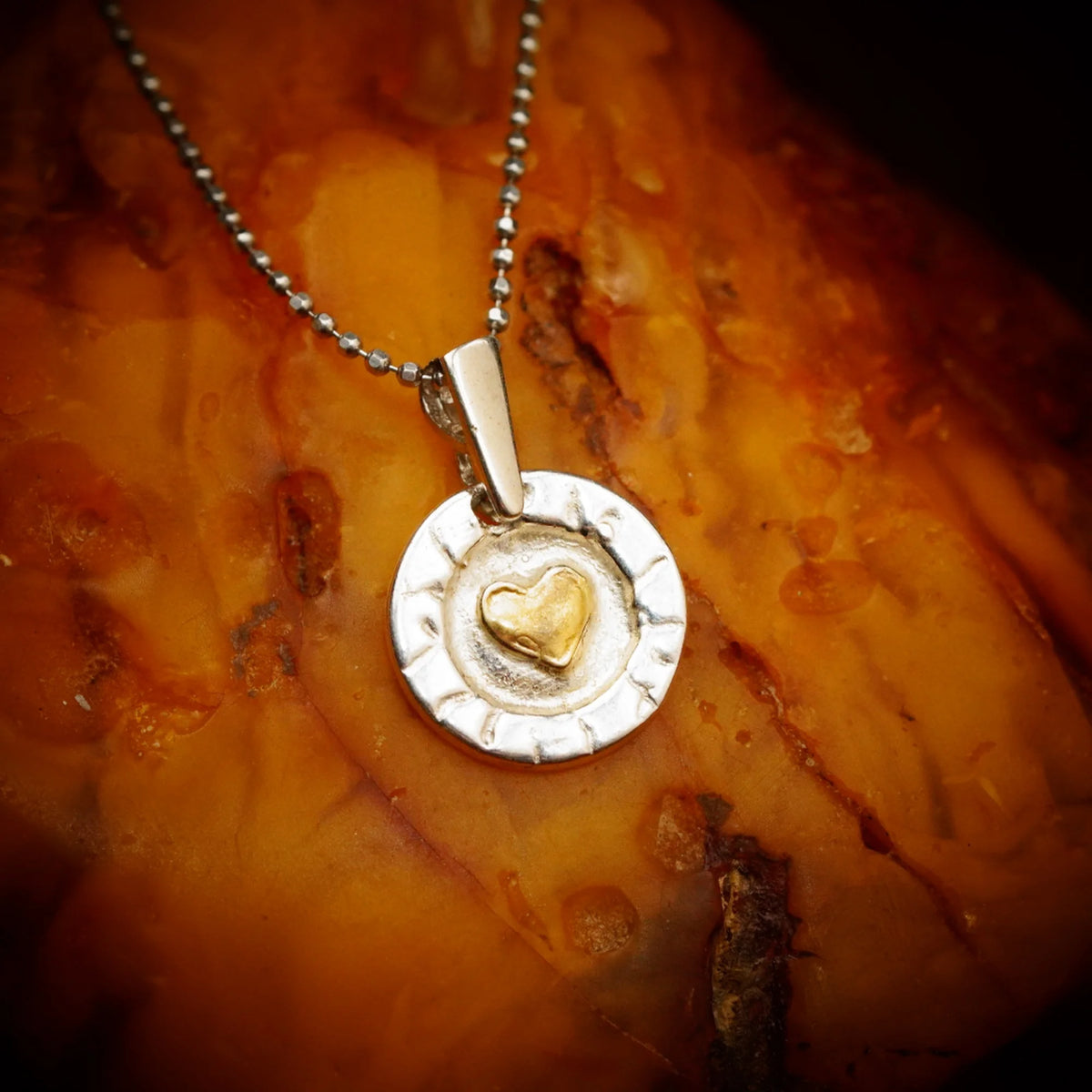 „Goldenes Herz im Kreis“ – handgefertigter Anhänger aus 925er Silber, Talisman für Liebe und Wärme, Schmuck im Boho- und rustikalen Stil | Art Diva