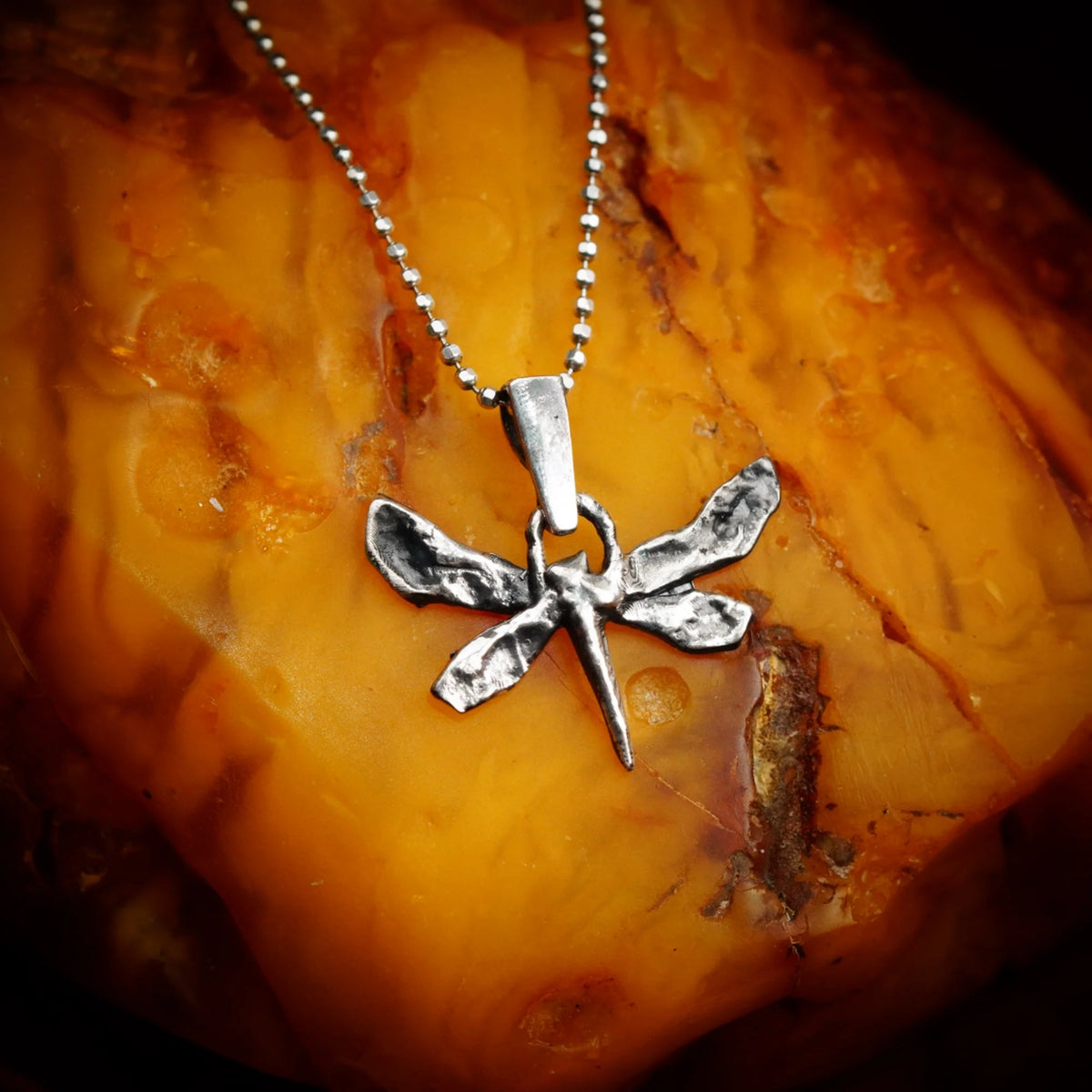 „Libelle“-Anhänger aus 925er Silber – Talisman für Veränderung, Leichtigkeit und innere Freiheit, handgefertigt im Boho-Stil | Art Diva