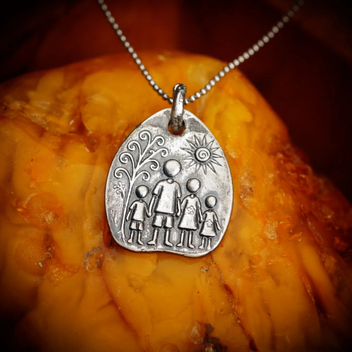 „Familie“-Anhänger aus 925er Silber – handgefertigter Talisman für Liebe und Schutz, skulpturaler Schmuck im Boho-Rustik-Stil | Art Diva