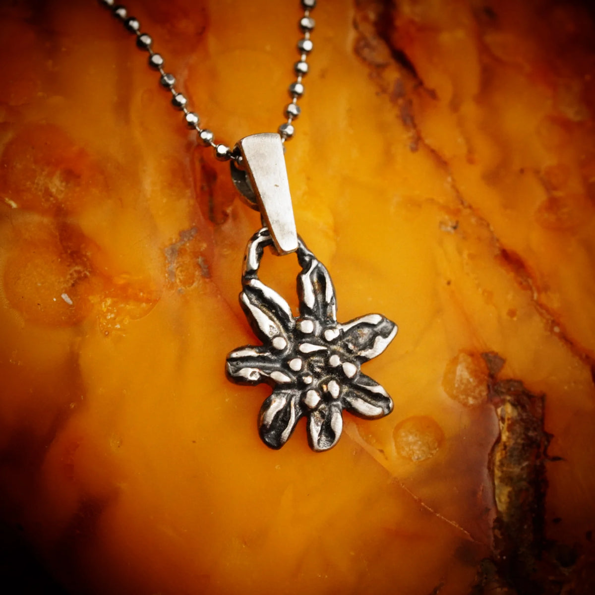 Edelweiß-Anhänger aus 925er Silber – handgefertigter Boho-Talisman für reine Liebe und Treue, skulpturales Schmuckstück und Geschenk für Mutter, Tochter oder Freundin | Art Diva
