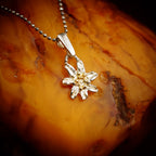 Edelweiß-Anhänger aus 925er Silber mit goldenen Akzenten – handgefertigter Boho-Talisman für reine Liebe und Treue | Skulpturaler Schmuck aus der Kollektion „Glanz“ | Art Diva