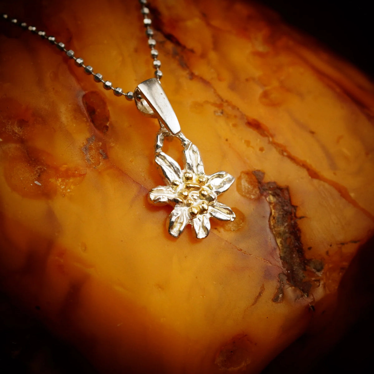 Edelweiß-Anhänger aus 925er Silber mit goldenen Akzenten – handgefertigter Boho-Talisman für reine Liebe und Treue | Skulpturaler Schmuck aus der Kollektion „Glanz“ | Art Diva