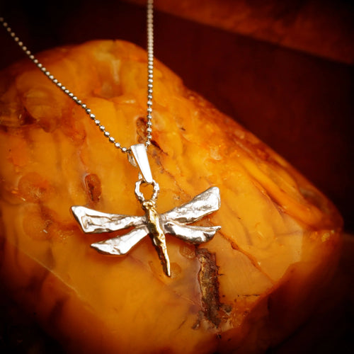 925er Silberanhänger „Libelle“ mit goldenen Akzenten – handgefertigter Boho-Talisman für Wandel und spirituelles Wachstum, skulpturales Schmuckstück und Geschenk für Mutter, Tochter oder Freundin | Art Diva
