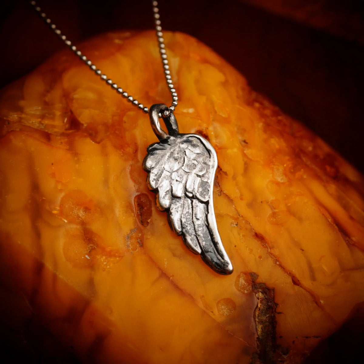 Engelsflügel-Anhänger aus 925er Silber – handgefertigter Talisman für Schutz und Hoffnung, Skulpturenschmuck im Boho- und rustikalen Stil | Art Diva