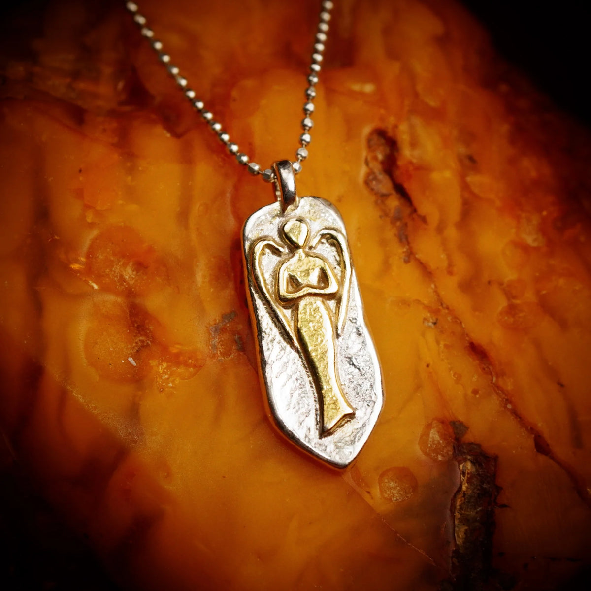 „Schutzengel“-Anhänger aus 925er Silber mit goldfarbenen Akzenten – handpolierter skulpturaler Talisman für Schutz und Licht | Art Diva