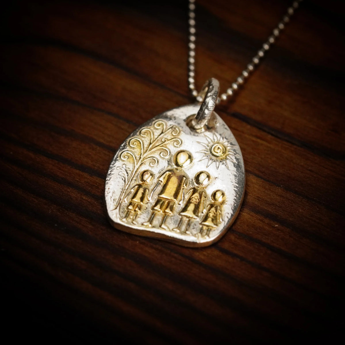 „Familie“-Anhänger aus 925er Silber mit goldenen Akzenten – handgefertigter Talisman für Liebe und Schutz, skulpturaler Schmuck im Boho-Rustik-Stil | Art Diva