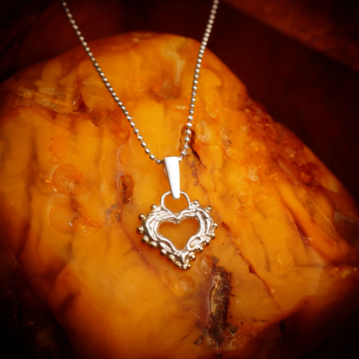 „Morgenliebe“-Anhänger mit offenem Herz und Tautropfen aus 925er Silber mit goldfarbenen Akzenten – Talisman für Zärtlichkeit und reine Liebe, handgefertigt im Boho- und rustikalen Stil | Art Diva