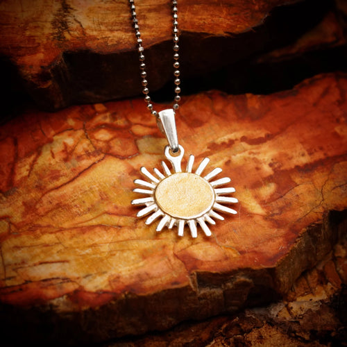 „Sonnenstrahl“ – Anhänger aus 925er Silber, Talisman für Wärme, Licht und Hoffnung, handgefertigter Skulpturenschmuck im Boho- und rustikalen Stil | Art Diva