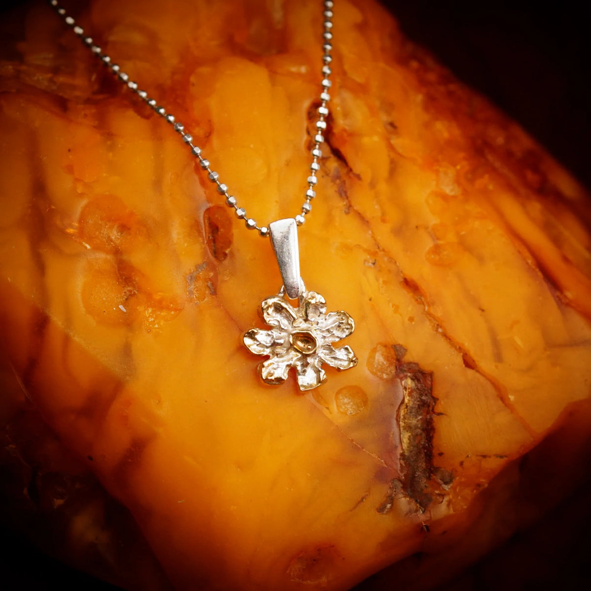 925er Silberanhänger „Blume“ – handgefertigter Boho-Talisman für Harmonie, skulpturales Schmuckstück und Geschenk für Mutter, Tochter oder Freundin | Art Diva