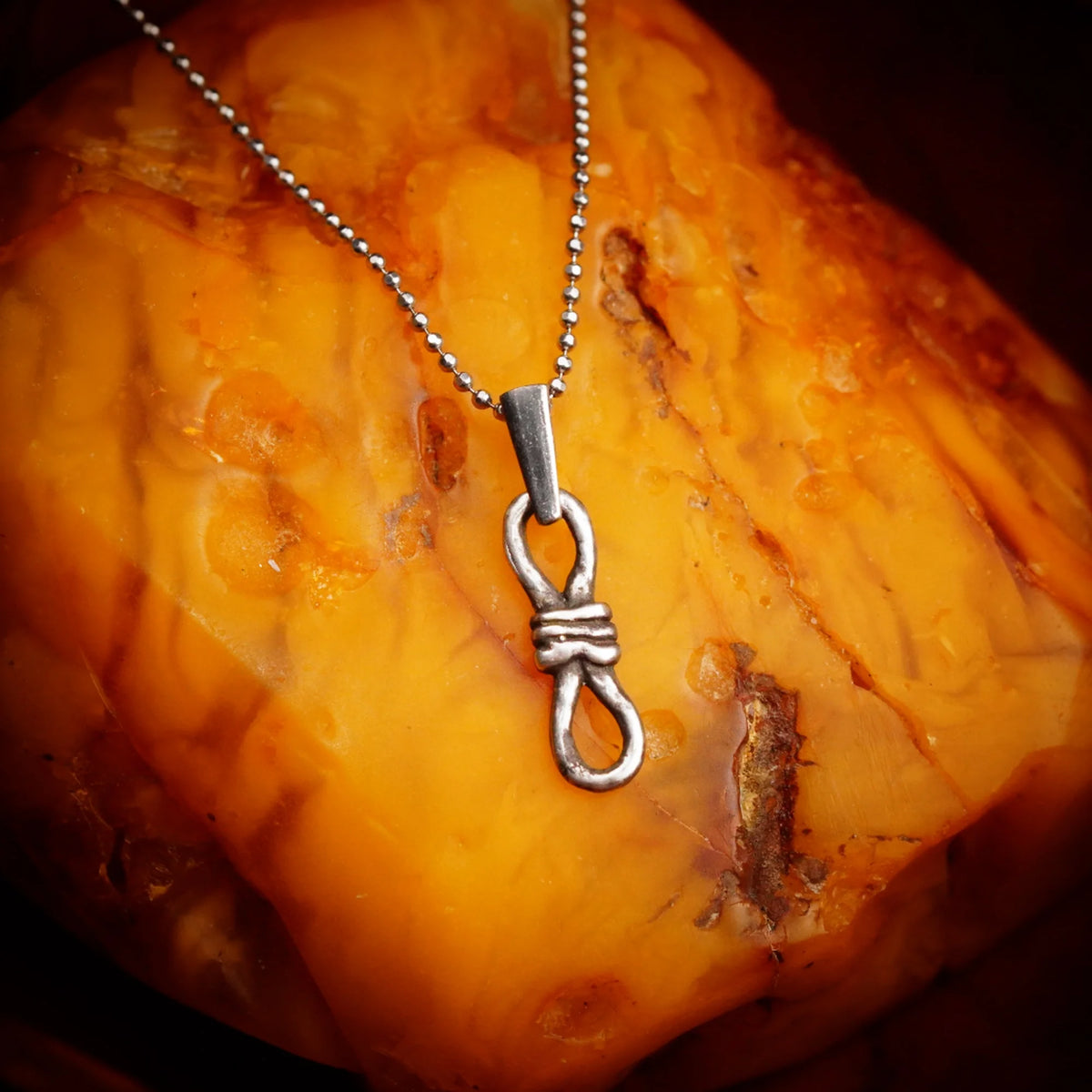 Schmuck aus 925er Silber – Knoten der unendlichen Liebe, handgefertigter Anhänger mit Ewigkeitssymbol für Armband oder Halskette, rustikaler Skulpturenschmuck | Art Diva