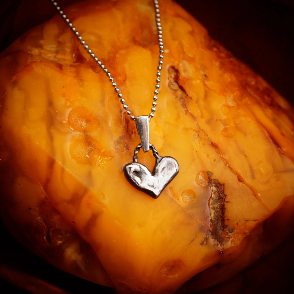 Kleines Herz mit gedrehter Öse – Anhänger aus 925er Silber | Symbol für Liebe & Verbundenheit | Art Diva