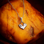 Kleines Herz mit gedrehter Öse – Anhänger aus 925er Silber | Symbol für Liebe & Verbundenheit | Art Diva