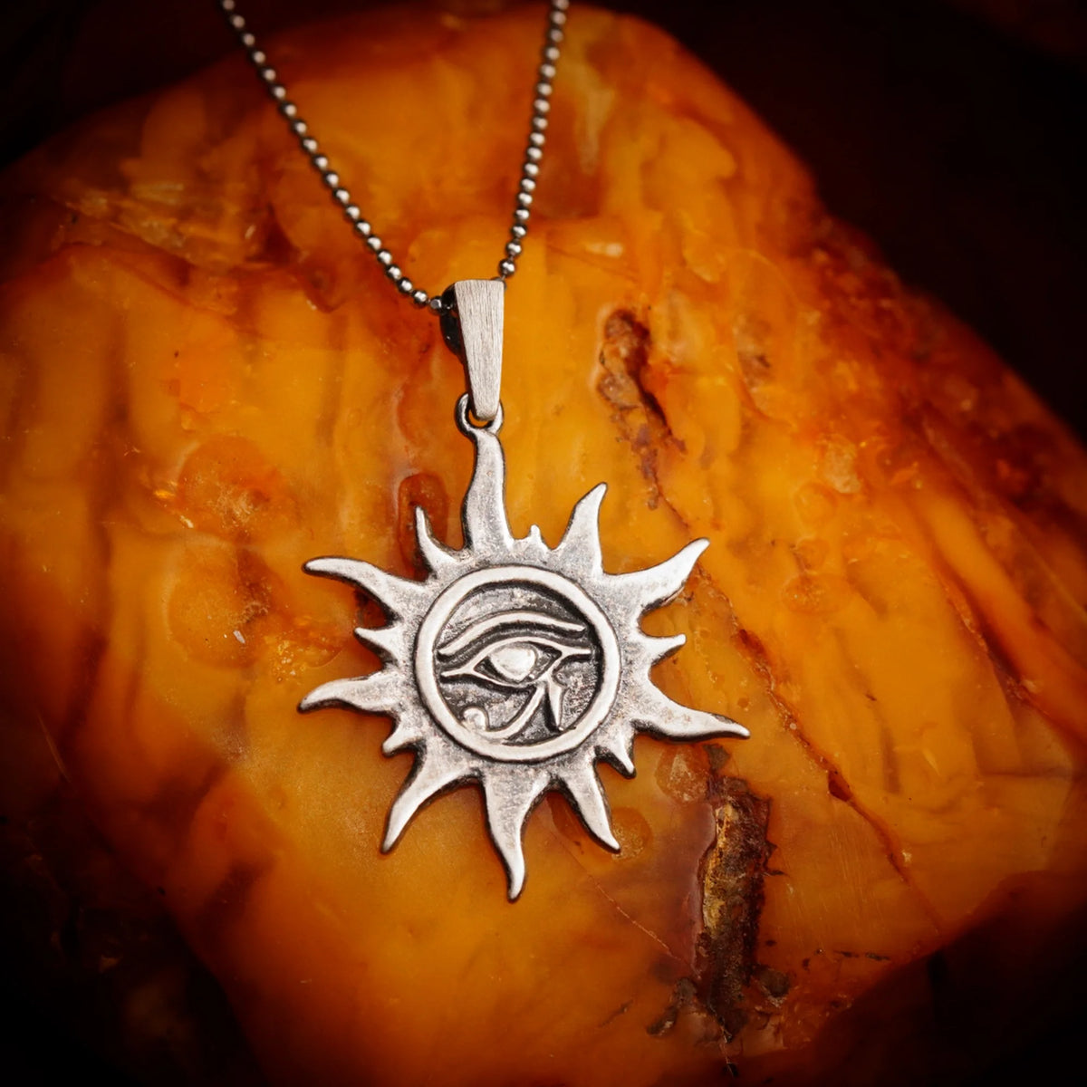 „Auge des Re – Sonnentalisman“-Anhänger aus 925er Silber – oxidierter skulpturaler Schmuck im Boho-Rustik-Stil | Art Diva